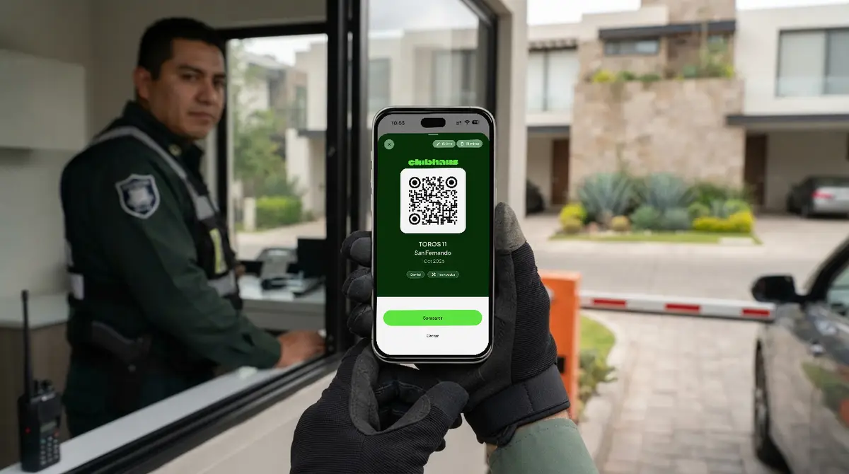 Guardia en la recepción revisando en su celular el pase QR de una visita con la app de Clubhaus