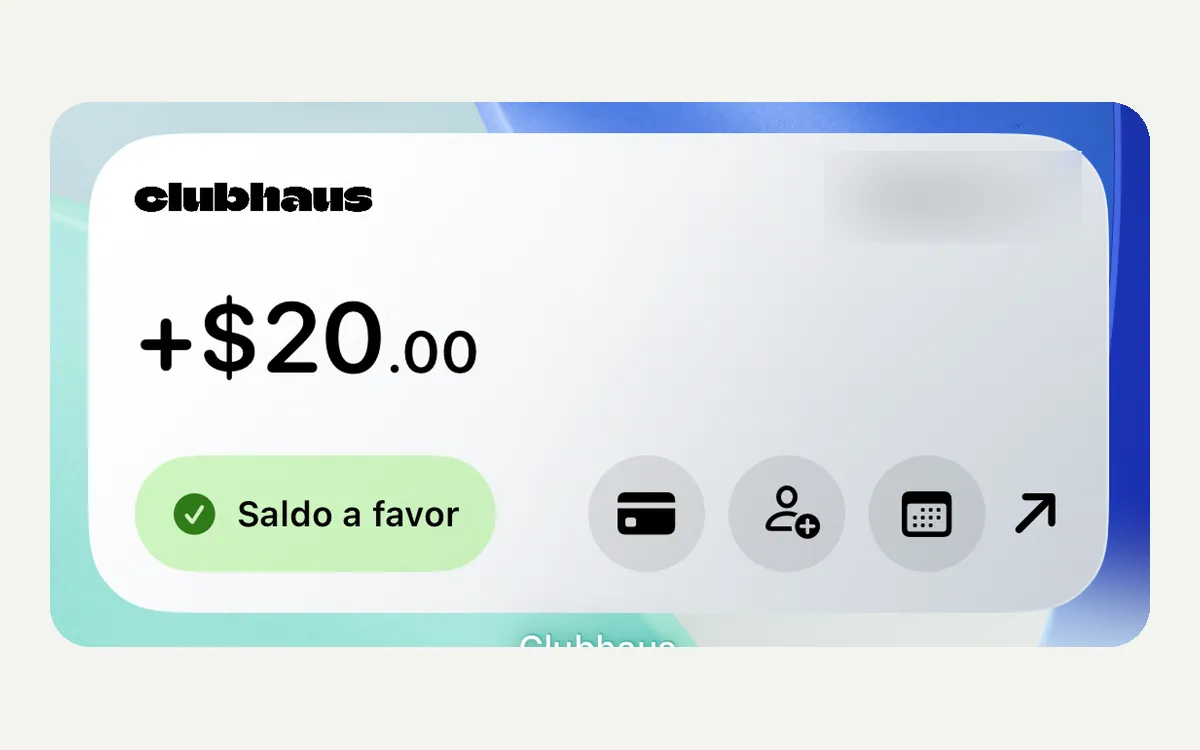 Acercamiento al widget grande de Clubhaus con saldo de +$20.00, etiqueta Saldo a favor e íconos de pago, visita, reserva y abrir